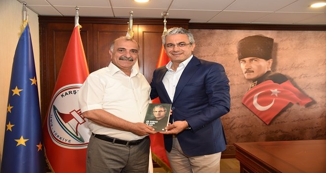 Başkan Akpınar, Yazarımız Yılmaz Durmaz’a kitabını imzaladı
