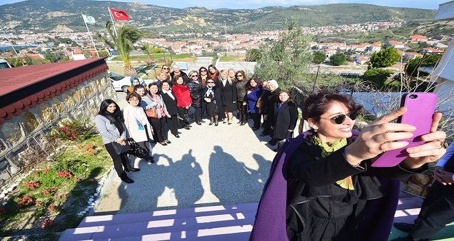 Başkan eşleri Foça'da stres attı...