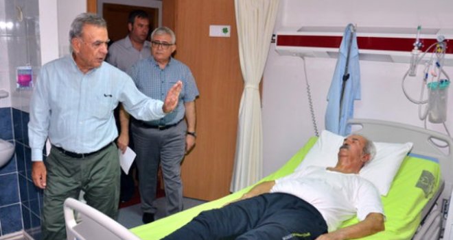 Başkan Kocaoğlu yangında yaralanan yaşlıları ziyaret etti