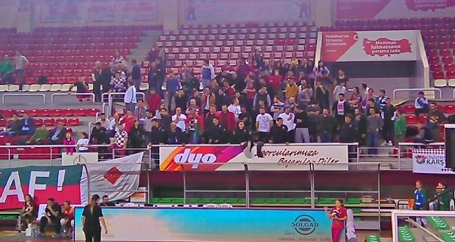 Bayanlar Voleybol maçında polis biber gazı sıktı!..