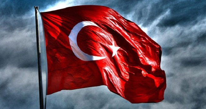 BAYRAK İNDİRME İHBARI KARŞIYAKA'DA POLİSİ ALARMA GEÇİRDİ