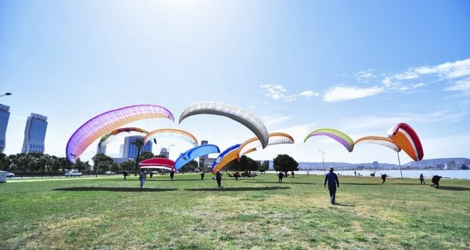 Bayraklı sahili, yamaç paraşütü pilotlarının da en gözde yeri