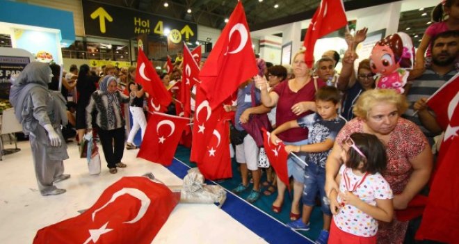 Bayraklı standında ''zafer'' coşkusu