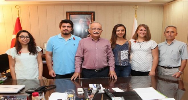 Bayraklı'da üniversite kazanan gençlere altın hediyesi