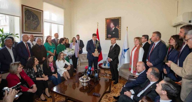 Başkan Dr. Cemil Tugay, görevi Tunç Soyer'den devraldı