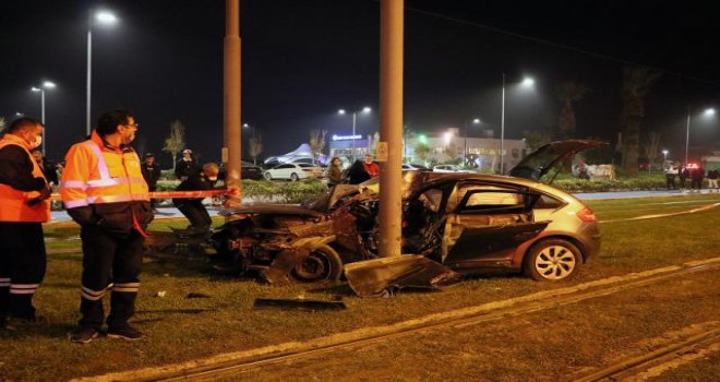 Karşıyaka'da elektrik direğine çarpan araçta 4 kişi yaralandı