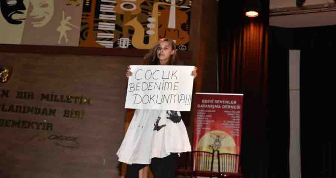 Çocuk gelin ve kadına şiddet oyunu duygulu anlar yaşattı