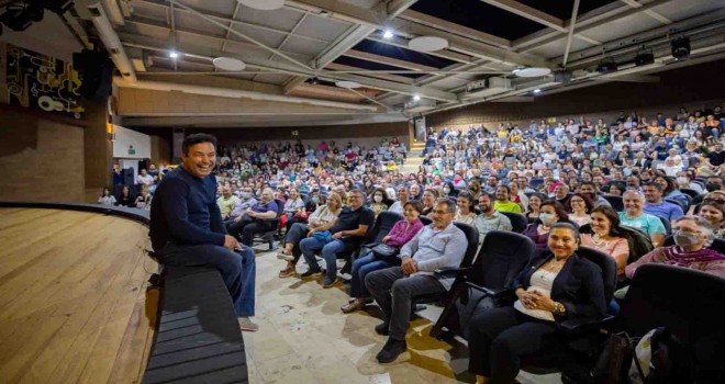 Ahmet Şerif İzgören’e Karşıyaka'da yoğun ilgi