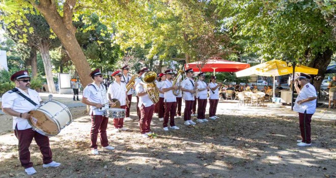 Karşıyaka Belediye Bandosu’ndan sokak konserleri