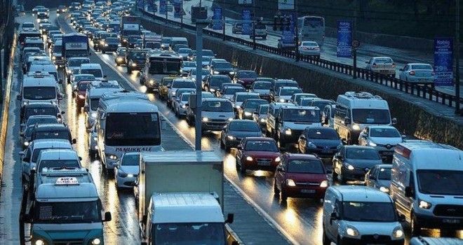 İzmir'de trafiğe kayıtlı araç sayısı 2 milyon 106 bin 883