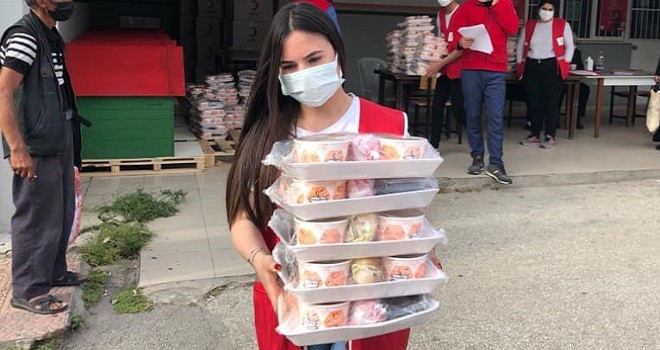 Türk Kızılay Karşıyaka, iftarlıkları zamanında dağıtıyor...