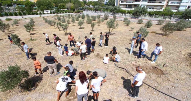 Karşıyaka’da iklim krizine karşı 95 bin ağaç toprakla buluşturuldu