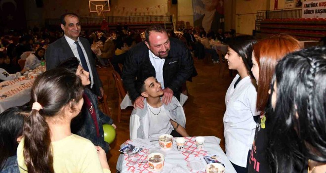 Başkan Gümrükçü dayanışma gönüllüsü gençlerle buluştu