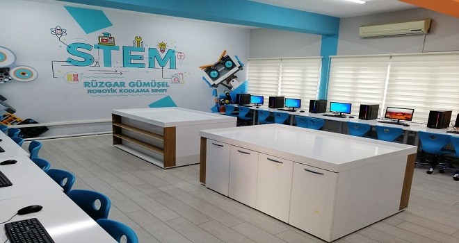 Depremde kaybettiği eşi ve oğlu anısına anlamlı sınıflar yaptırdı