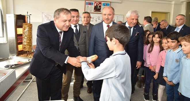 İlk balık döneri kaymakamın elinden yediler