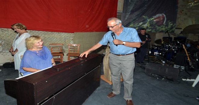 Behramoğlu, yeni şiirlerini Foça'ya armağan etti