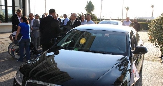 BELEDİYE BAŞKANI İŞCİ ALACAKLARI İÇİN MAKAM ARABASINI SATTI