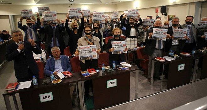 Belediye Meclisinde protesto...