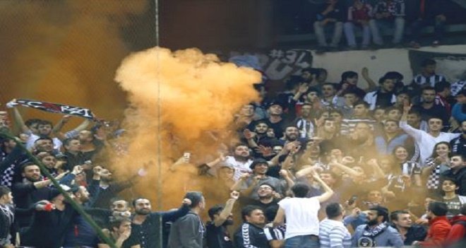 Beşiktaş taraftarı salona sis bombası attı!..