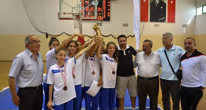 Beton zeminden Türkiye Üçüncülüğü'ne...