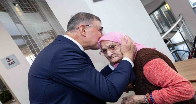 Başkan Tugay’dan huzurevi ve hastanede bayramlaşma