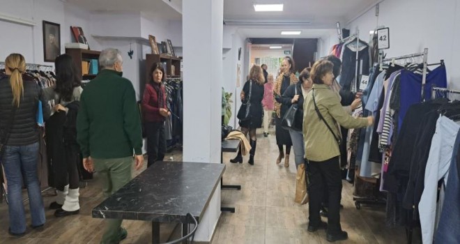 Satış geliri öğrenciler için olunca giysiler kapışılıyor