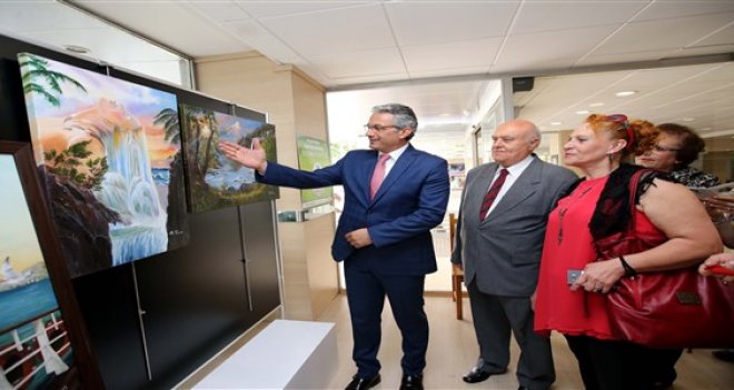 Bilge Çınarlar el emeklerini sergiledi