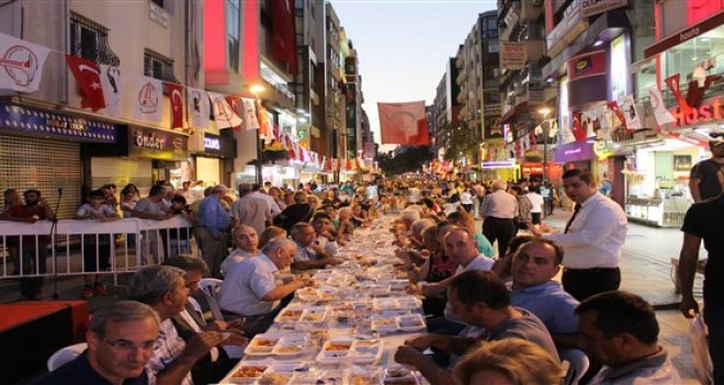 Karşıyakalılar iftarda buluştu