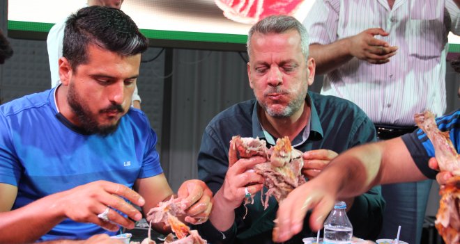 Bir tam oğlağı 10 dakikada yediler