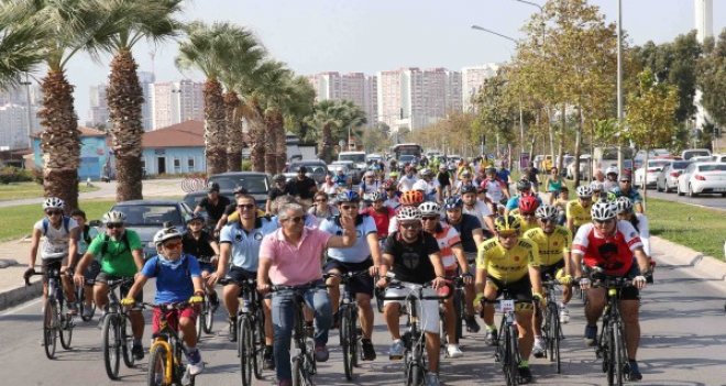 Bisiklet tutkunları Karşıyaka'da buluştu