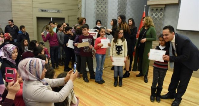 Bornova’da 400 öğrenci daha İngilizce eğitim belgelerini aldı