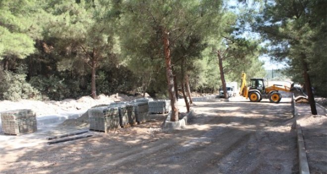 Bornova'da ağaçlar nedeniyle yolun yönü değişti