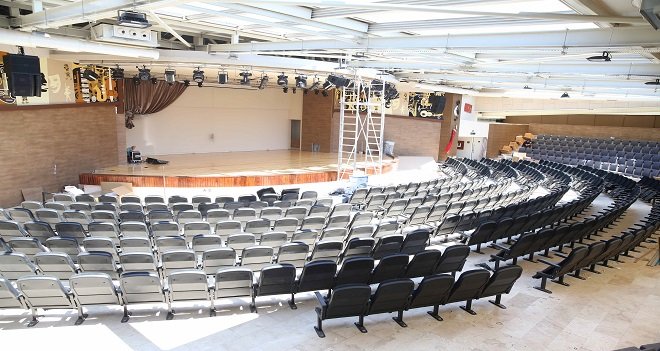 Bostanlı Suat Taşer Tiyatrosu yenilendi