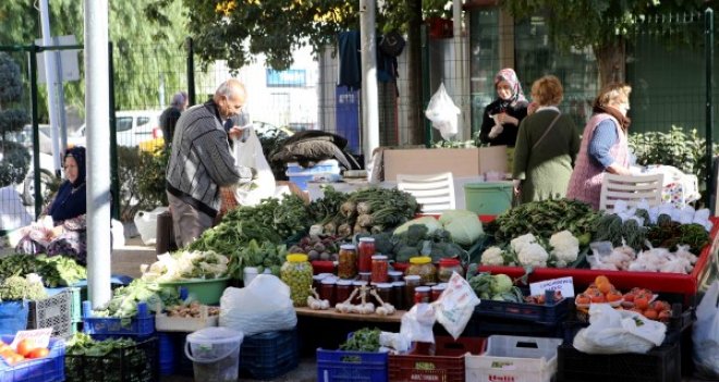 Bostanlı'da köylü pazarı kuruldu...