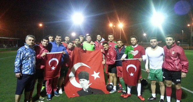 Bostanlıspor futbolcuları Şehitleri andı...
