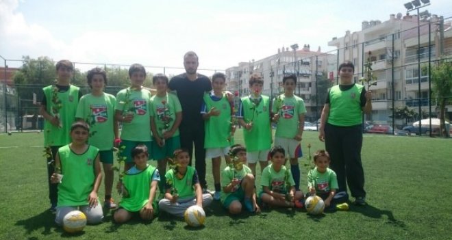 Bostanlısporlu futbolcular annelerine gül verdi...