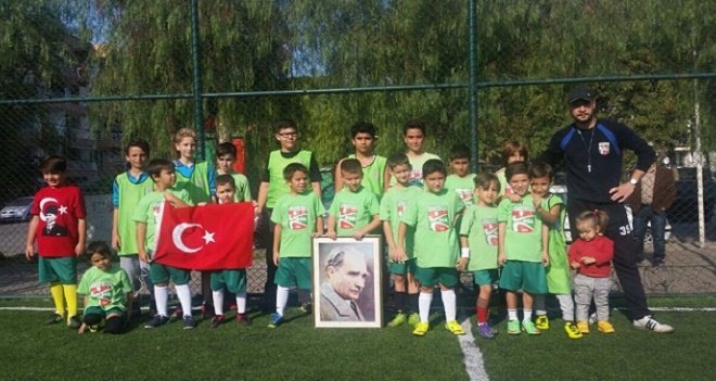 Bostanlıspor'un minikleri Cumhuriyet Bayramı'nı sahada kutladı