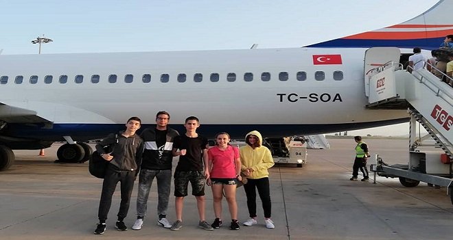 Bostanlıspor'un sporcuları Mersin'de madalya için ter döküyor