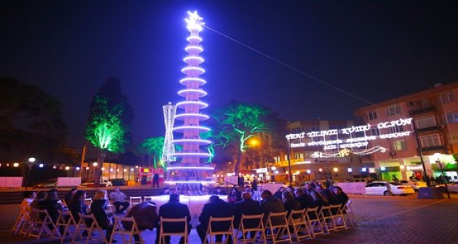 Bu yılbaşı ağacı kitaplardan oluşuyor