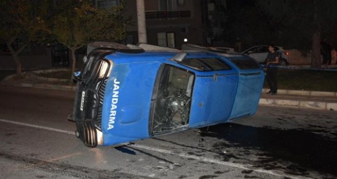 Buca'da askeri araç devrildi:2 asker yaralı