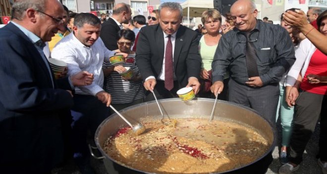 Buca’da aşure el ele karıldı