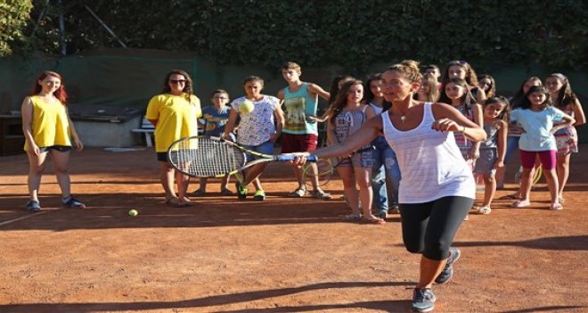 Bucalı çocuklara ünlü oyuncudan sürpriz ziyaret