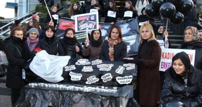 Bucalı kadınlar Özgecan için nöbette