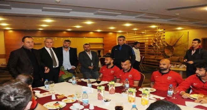 Büyükoral'dan futbolculara destek
