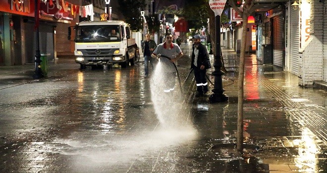 Karşıyaka Çarşısı’nda gece temizliği