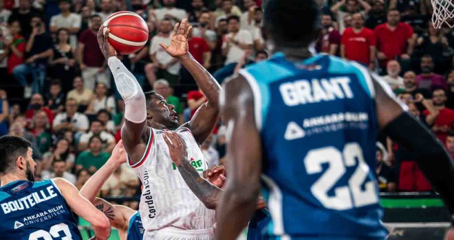 Pınar Karşıyaka final serisi ilk maçında Anadolu Efes karşısında