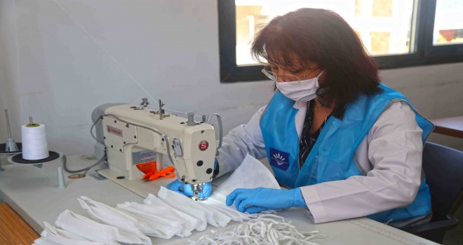 Karabağlar Belediyesi maske üretiyor
