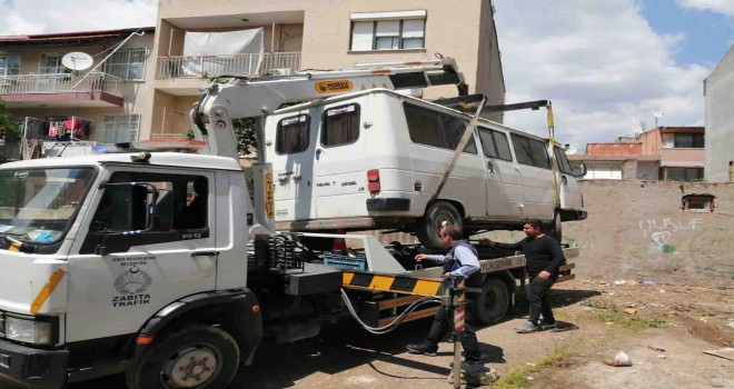 Karşıyaka’da 3 ayda 120 hurda araç çekildi
