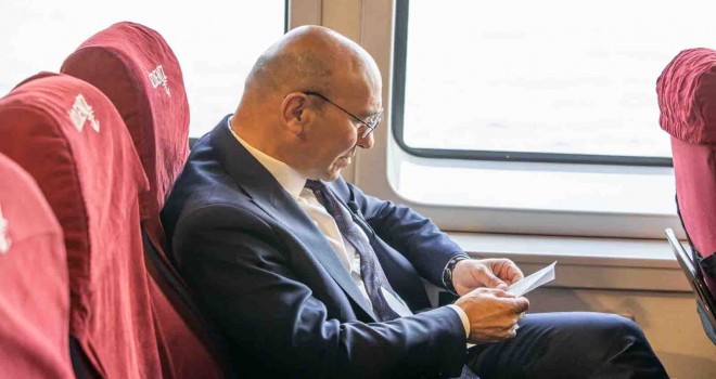 Başkan Soyer şiir ve öyküsünü aldı, vapurla Karşıyaka’ya geçti