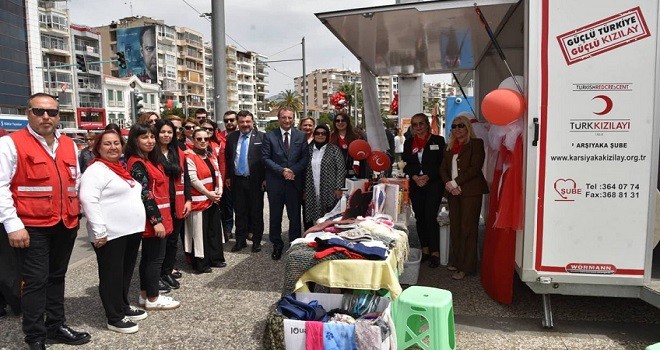 Kaymakam Çalışır ve eşi, Kızılay kermes standını gezdi, katkıda bulundu